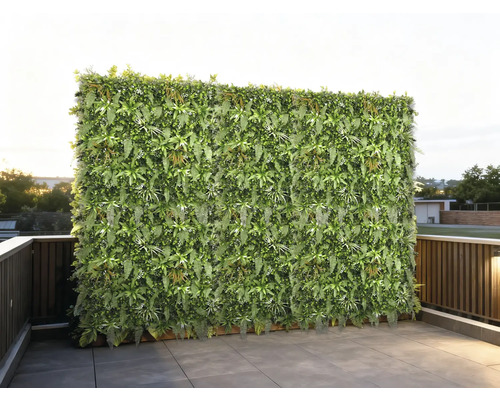 Perete mare verde de plante pe o terasă cu gresie