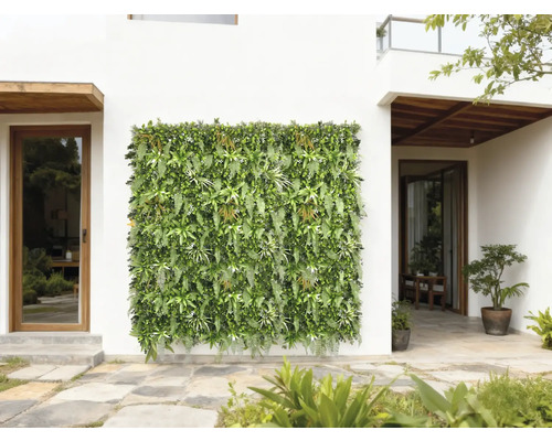 Perete decorativ verde de plante pe o fațadă a casei pentru exterior.