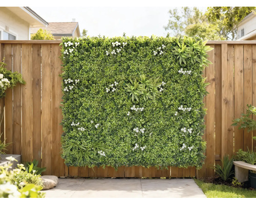 Panou decorativ verde cu flori albe pe un gard de lemn