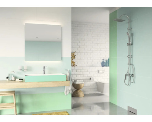 Baie cu lavoar, oglindă, duș și toaletă în culori deschise