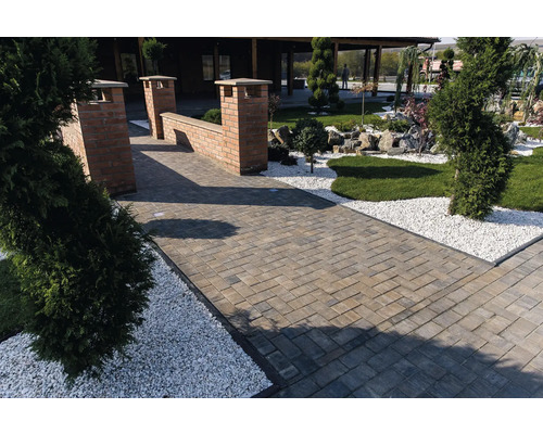 Alei de grădină cu pavaj și zid de cărămidă