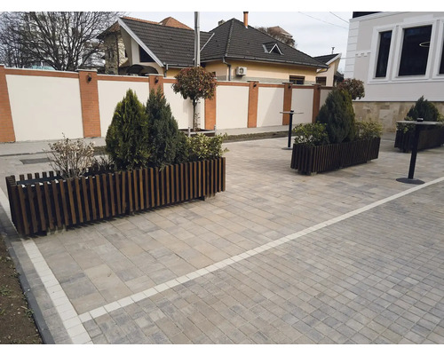 Exterior cu jardiniere din lemn și copaci plantați