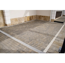 Zonă pavată cu canal de drenaj și borduri