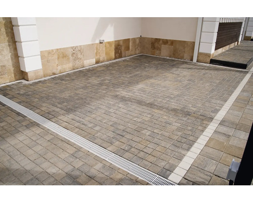 Zonă pavată cu canal de drenaj și borduri