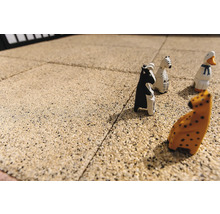 Figurine decorative din lemn pe pavaj