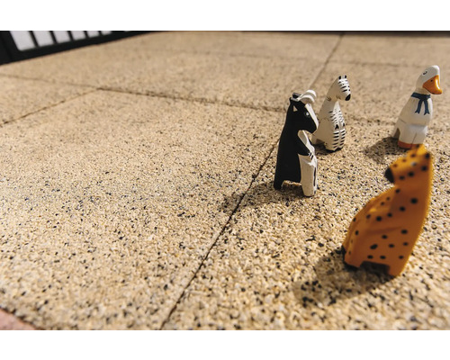 Figurine decorative din lemn pe pavaj