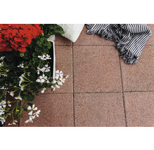 Terasa decorativă cu jardinieră, pernă și pătură.
