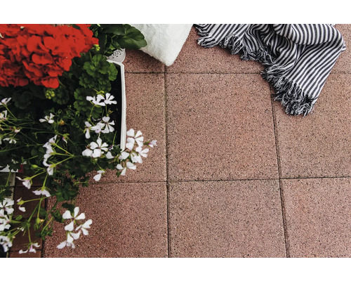 Terasa decorativă cu jardinieră, pernă și pătură.