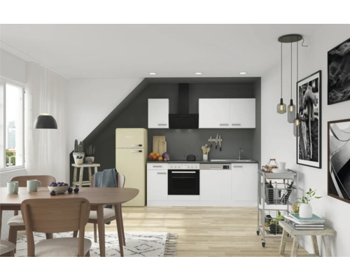 Bucătărie luminoasă cu zonă de luat masa, echipată cu mobilier, aparate și decorațiuni