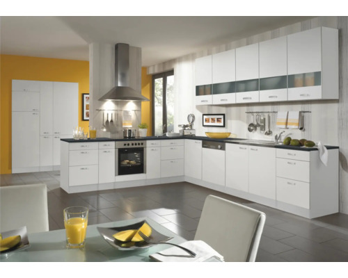 Bucătărie luminoasă cu dulapuri, blaturi și aparate albe