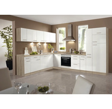 Bucătărie luminoasă cu dulapuri albe și blaturi din lemn