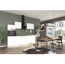 Bucătărie modernă cu masă și scaune într-o cameră luminoasă.