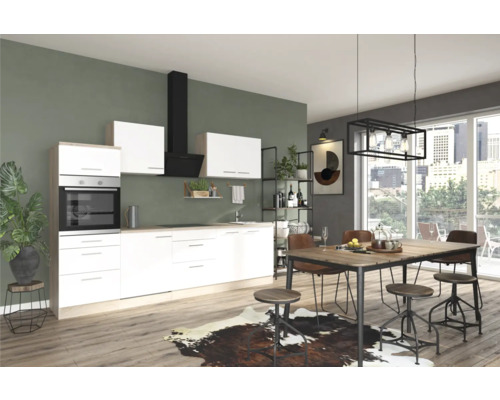 Bucătărie modernă cu masă și scaune într-o cameră luminoasă.