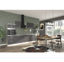 Bucătărie luminoasă cu chicinetă, hotă de aragaz și masă cu scaune