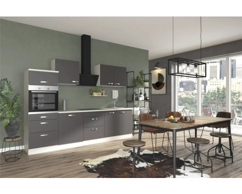 Bucătărie luminoasă cu chicinetă, hotă de aragaz și masă cu scaune