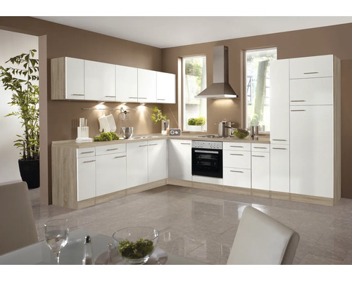 Bucătărie luminoasă încorporată cu dulapuri suspendate, hotă extractoare și aparate electrice