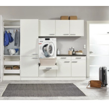 Spălătorie luminoasă cu mașină de spălat, rafturi, dulapuri și coș de rufe