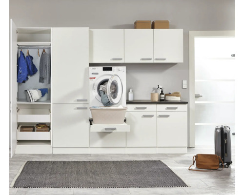 Spălătorie luminoasă cu mașină de spălat, dulapuri și rafturi pentru detergenți și rufe