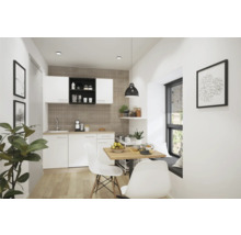 Bucătărie luminoasă cu masă și scaune de sufragerie, dulapuri de bucătărie și decorațiuni.