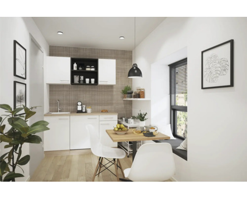 Bucătărie luminoasă cu masă și scaune de sufragerie, dulapuri de bucătărie și decorațiuni.