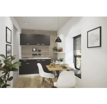 Bucătărie luminoasă cu masă de sufragerie, scaune și dulapuri de bucătărie.