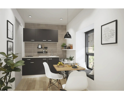 Bucătărie luminoasă cu masă de sufragerie, scaune și dulapuri de bucătărie.