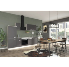 Bucătărie modernă cu masă de sufragerie și scaune într-un ambient luminos și spațios.