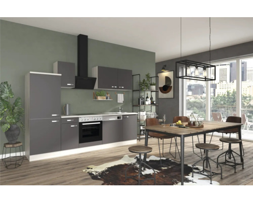 Bucătărie luminoasă cu masă și scaune