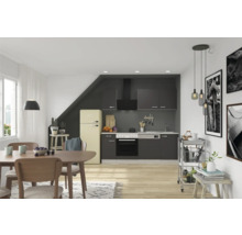 Bucătărie luminoasă și spațioasă cu zonă de luat masa, dotată cu mobilier, aparate și decorațiuni.