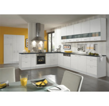 Bucătărie luminoasă cu dulapuri albe, hotă și aparate.