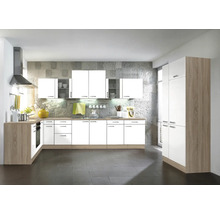 Bucătărie modernă cu dulapuri albe și elemente de lemn deschis.