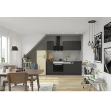 Bucătărie luminoasă cu masă și electrocasnice