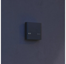 Logo Steinel pe o lampă de exterior cu senzor de mișcare pe un perete