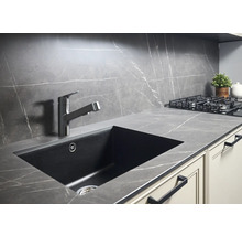 Chiuvetă de bucătărie cu baterie într-o bucătărie modernă