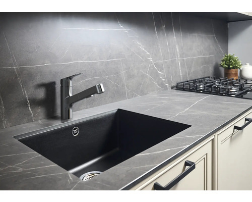 Chiuvetă de bucătărie cu baterie într-o bucătărie modernă