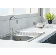 Chiuvetă de bucătărie cu robinet pe un blat