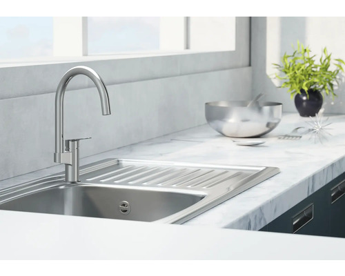 Chiuvetă de bucătărie cu robinet pe un blat