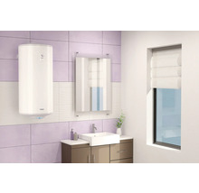 Baie modernă cu boiler de apă caldă, oglindă și chiuvetă