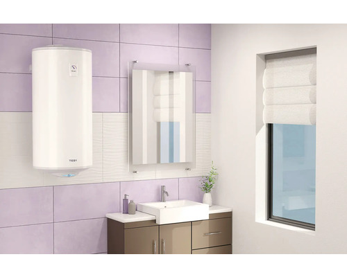 Baie modernă cu boiler de apă caldă, oglindă și chiuvetă