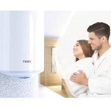 Boiler TESY în baie cu un cuplu în fundal