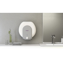 Boiler de apă în baie cu chiuvetă, oglindă și decorațiuni.