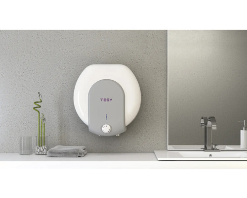 Boiler de apă în baie cu chiuvetă, oglindă și decorațiuni.