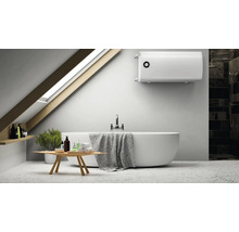 Baie cu cadă, boiler și fereastră de mansardă