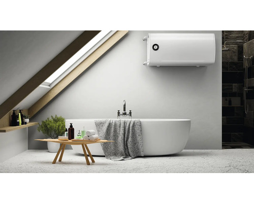 Baie cu cadă, boiler și fereastră de mansardă