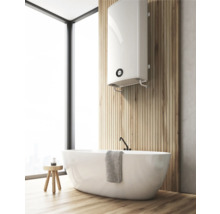 Baie cu cadă, scaun din lemn, boiler de apă și lambriuri din lemn