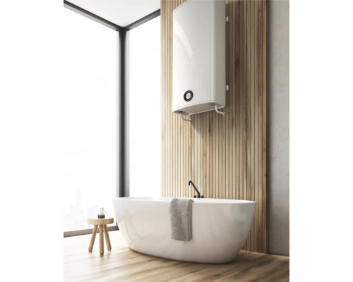 Baie cu cadă, scaun din lemn, boiler de apă și lambriuri din lemn