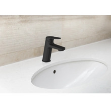 Baterie de lavoar într-o baie cu chiuvetă ceramică