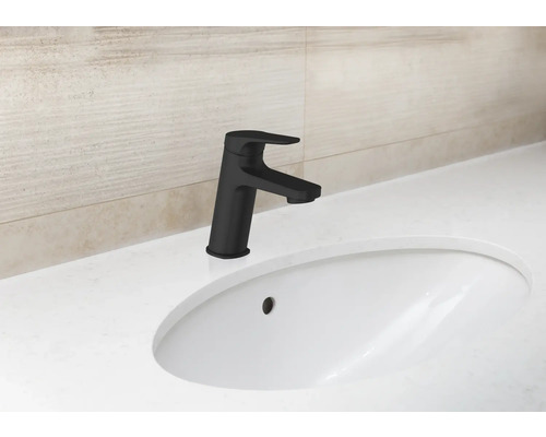 Baterie de lavoar într-o baie cu chiuvetă ceramică