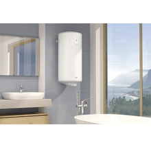 Baie cu chiuvetă, oglindă, cadă și boiler