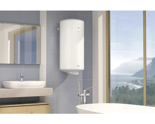 Baie cu chiuvetă, oglindă, cadă și boiler